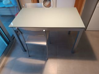 Mesa de comedor cristal y metal + 







4 sillas