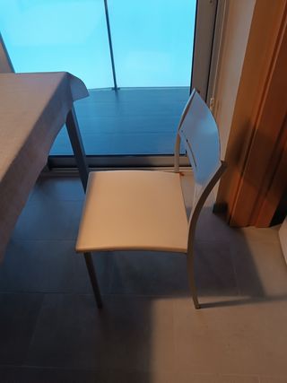 Mesa de comedor cristal y metal + 







4 sillas
