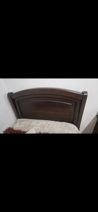 Cabecero de madera oscuro