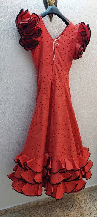 Vestido de flamenca rojo con lunares negros
