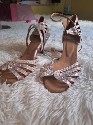 Zapatos de salón talla 40 con pedrería