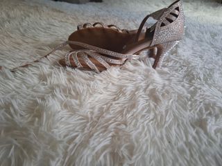 Zapatos de salón talla 40 con pedrería