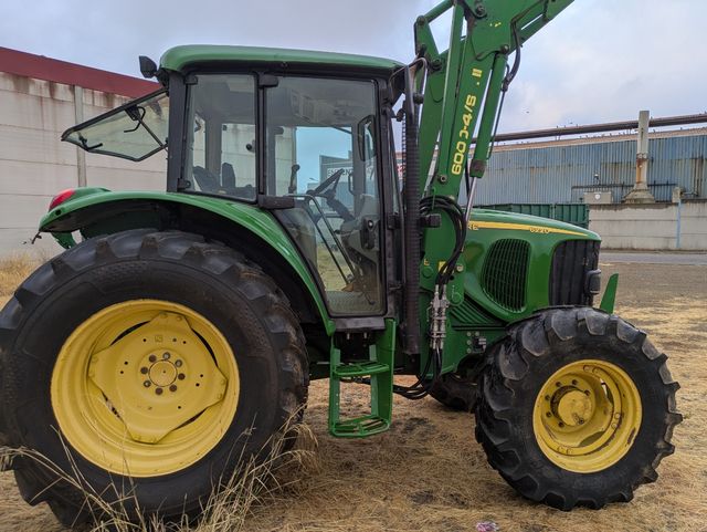 Tractor John Deere 6220 con pala