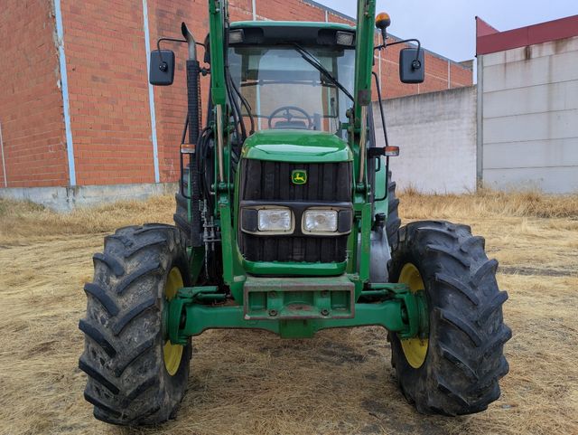Tractor John Deere 6220 con pala