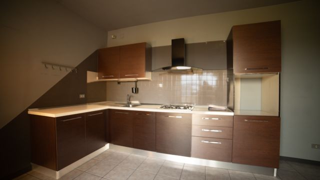 Cucina angolare moderna in legno e metallo