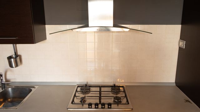 Cucina angolare moderna in legno e metallo