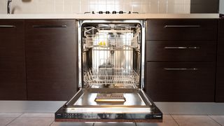 Cucina angolare moderna in legno e metallo