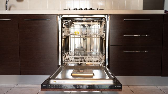 Cucina angolare moderna in legno e metallo