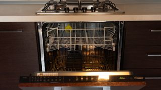 Cucina angolare moderna in legno e metallo