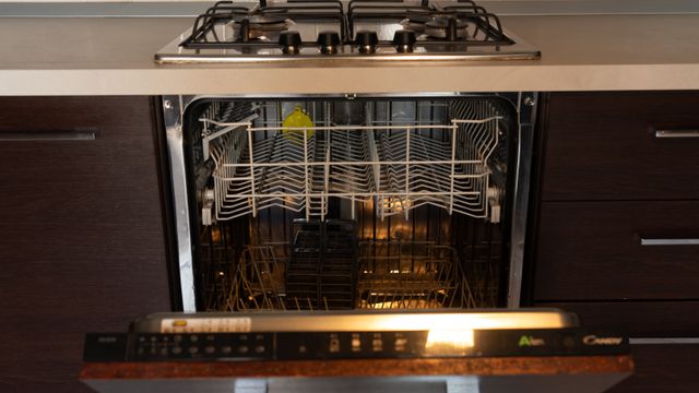 Cucina angolare moderna in legno e metallo