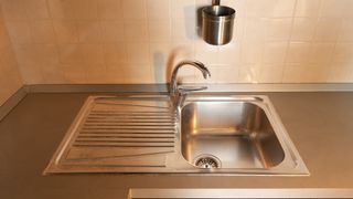 Cucina angolare moderna in legno e metallo