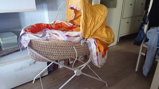 Moisés de mimbre con capota y textiles