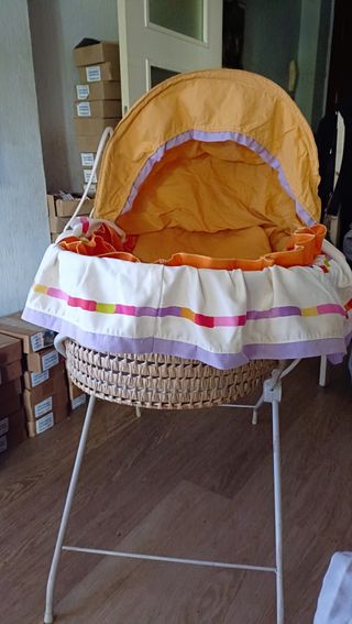 Moisés de mimbre con capota y textiles