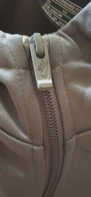 Chaqueta Nike Gris con Capucha 