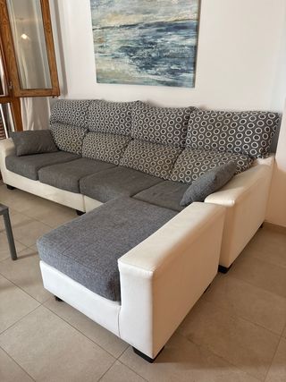 Divano chaise longue grigio e bianco a 4 posti