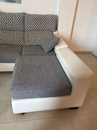 Divano chaise longue grigio e bianco a 4 posti