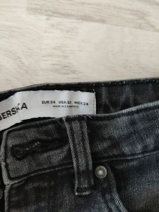 Pantalones vaqueros negros ajustados