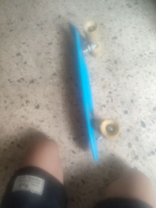 Skate azul con rodilleras y coderas 
