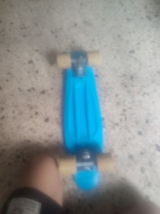 Skate azul con rodilleras y coderas 