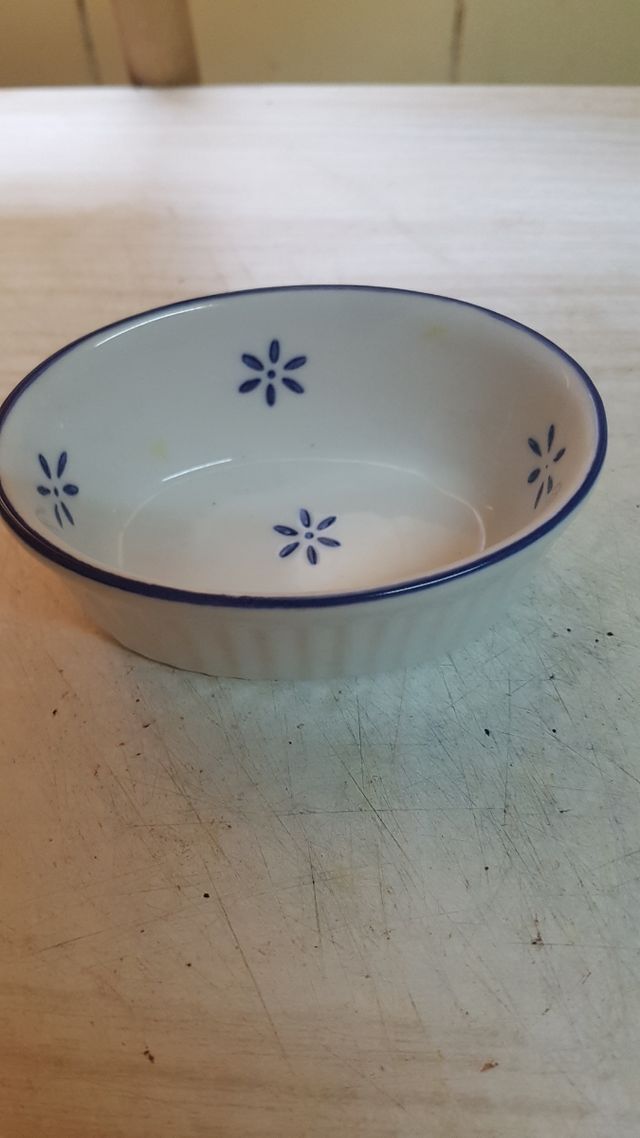 Bandeja de porcelana con flores azules