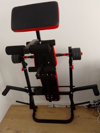 Banco de musculación con pesas