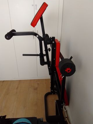 Banco de musculación con pesas