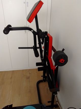 Banco de musculación con pesas