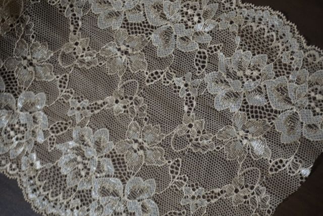 Encaje beige con detalles dorados