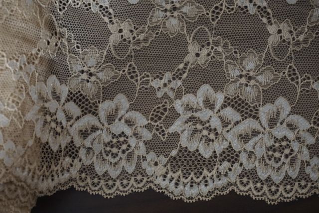 Encaje beige con detalles dorados