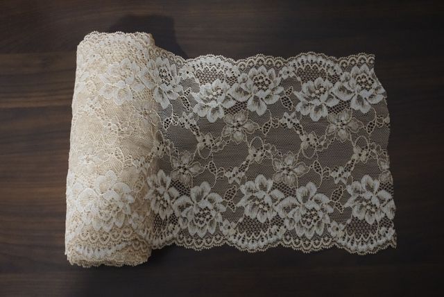 Encaje beige con detalles dorados