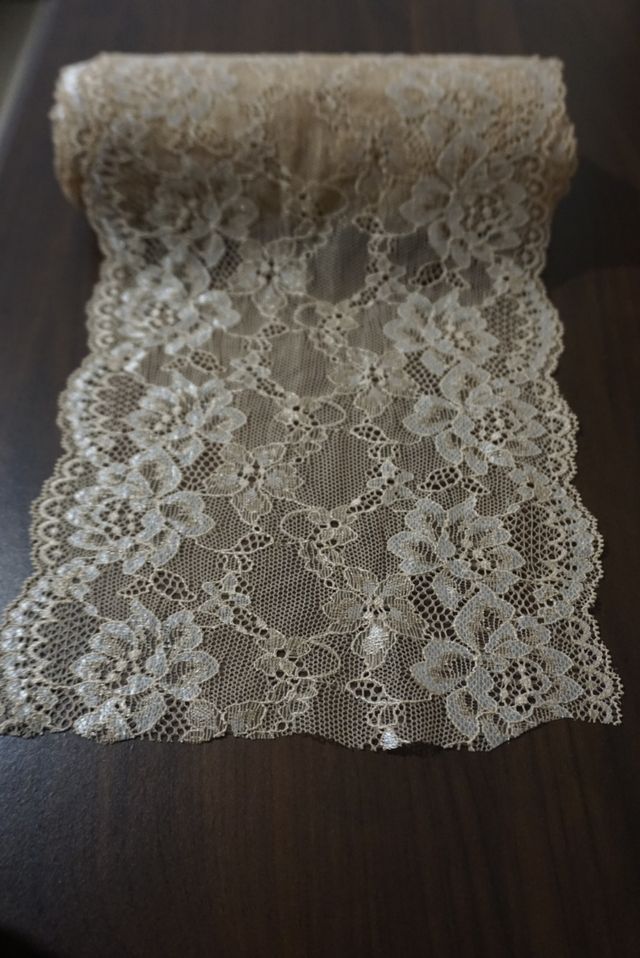 Encaje beige con detalles dorados