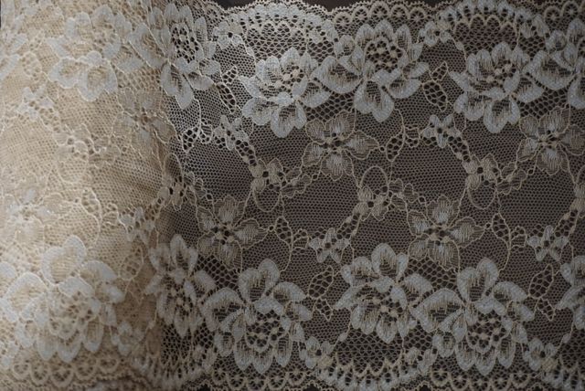 Encaje beige con detalles dorados