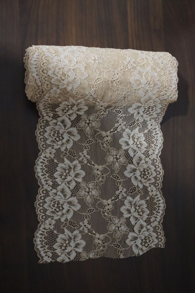 Encaje beige con detalles dorados