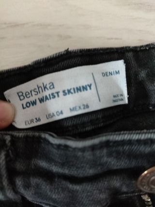 Pantalones vaqueros negros rotos