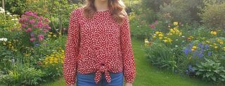 Blusa floral roja con nudo