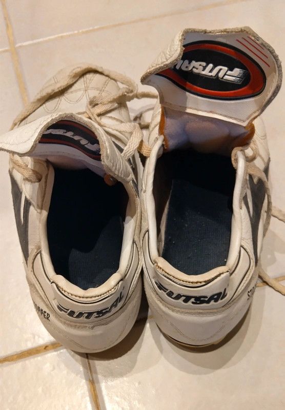 Botas de Fútbol Futsal Stopper Blancas y Negras