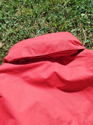 Anorak impermeable rojo y negro