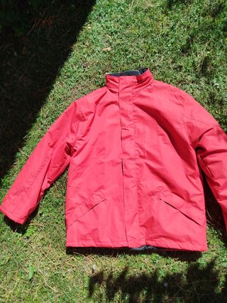 Anorak impermeable rojo y negro