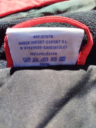 Anorak impermeable rojo y negro