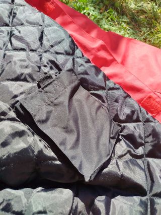Anorak impermeable rojo y negro