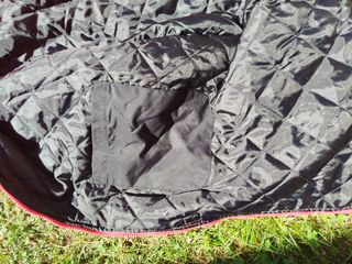 Anorak impermeable rojo y negro
