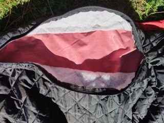 Anorak impermeable rojo y negro