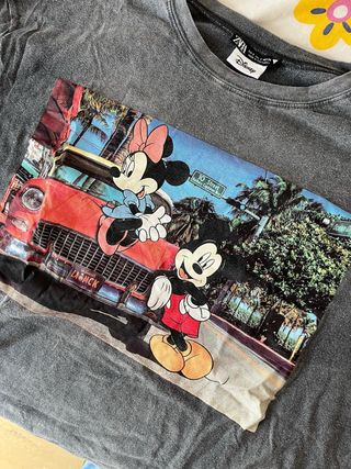 Camiseta Disney Talla S Mickey Minnie Gris