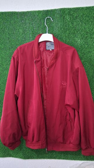 Chaqueta bomber roja con logo bordado