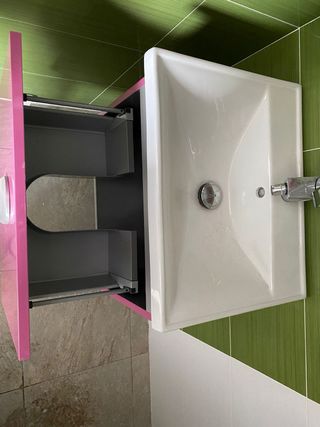 Mueble de baño con espejo sin grifo