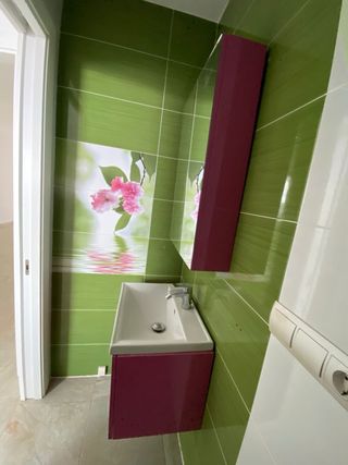 Mueble de baño con espejo sin grifo