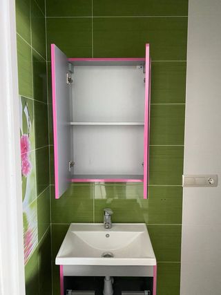 Mueble de baño con espejo sin grifo