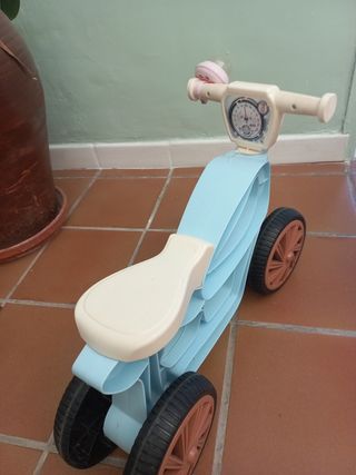 Bicicleta infantil azul y blanca