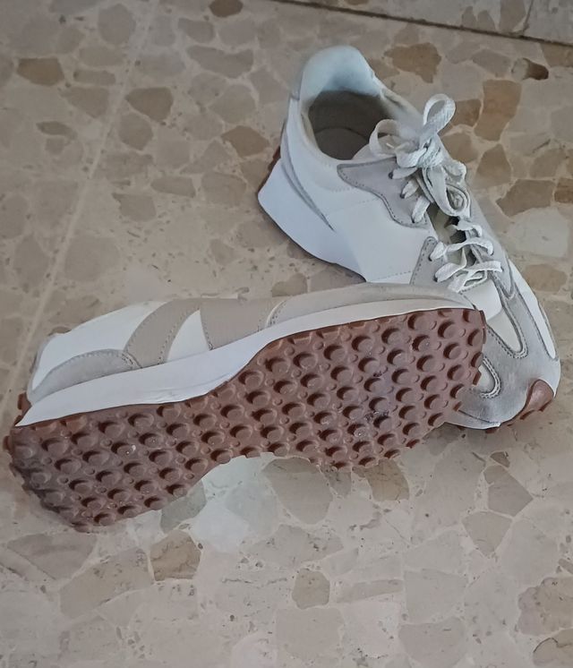Zapatillas New Balance grises y blancas