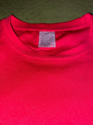 T-shirt vermelha com logo branco